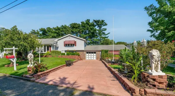 4 E Curran Dr, Absecon, NJ 08201