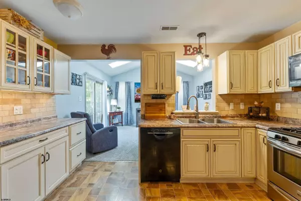 28 Crestwood Cir, Egg Harbor Township, NJ 08234