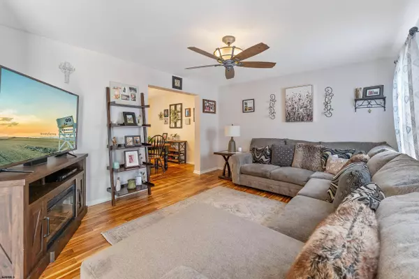 28 Crestwood Cir, Egg Harbor Township, NJ 08234