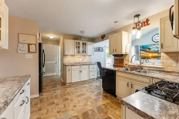 28 Crestwood Cir, Egg Harbor Township, NJ 08234