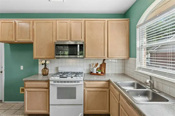 1115 Blackthorn DR, Pflugerville, TX 78660