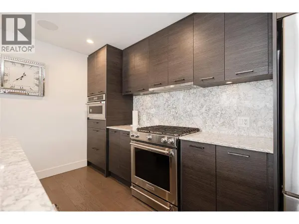 1191 SUNSET DR #1404, Kelowna, BC V1Y0J4