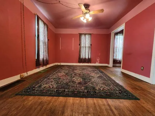 210 N 4th AVE, Marshalltown, IA 50158