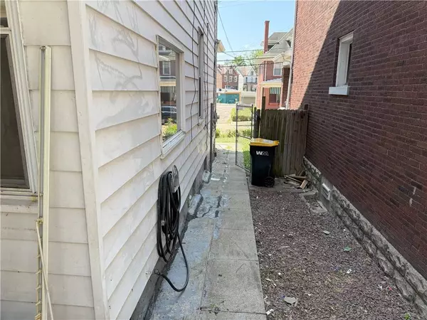 122 Greydon Ave, Mckees Rocks, PA 15136