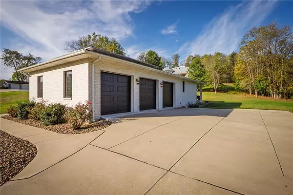 100 Waterside Dr, Chippewa Twp, PA 15010