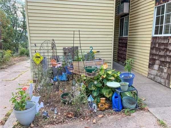 11 Station St, Crafton, PA 15205