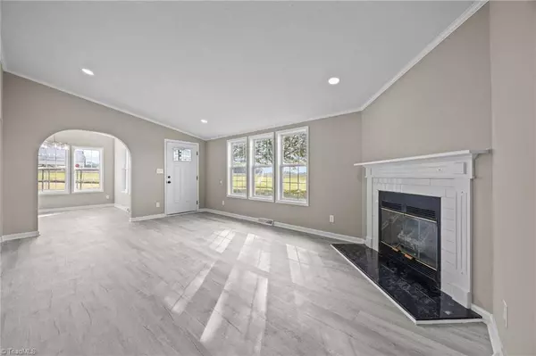 1024 Lyndale DR, Boonville, NC 27011