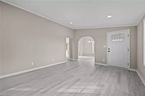 1024 Lyndale DR, Boonville, NC 27011