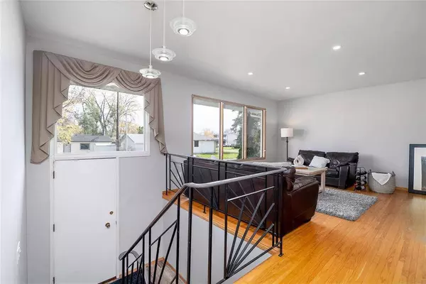 27 Penfold Crescent, Winnipeg, MB R2J1S3