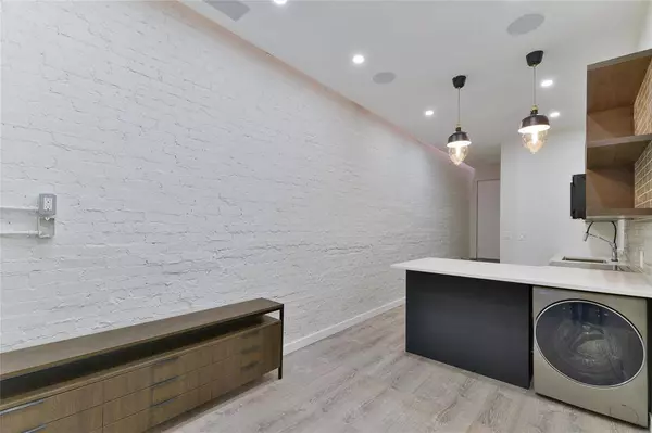 2 722 Maryland Street, Winnipeg, MB R3E1W2