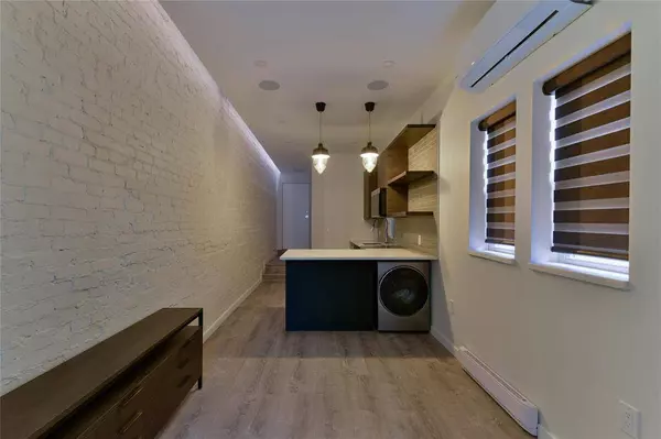 2 722 Maryland Street, Winnipeg, MB R3E1W2