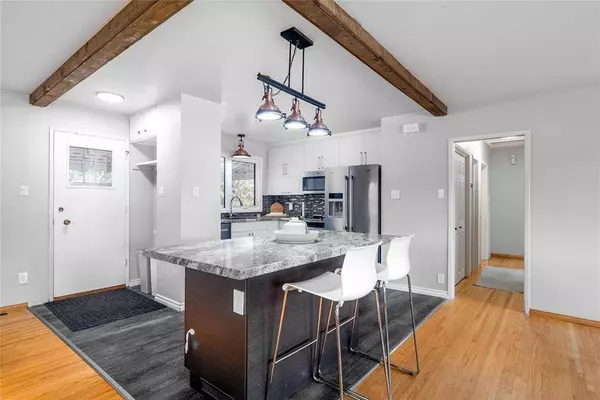 27 Penfold Crescent, Winnipeg, MB R2J1S3