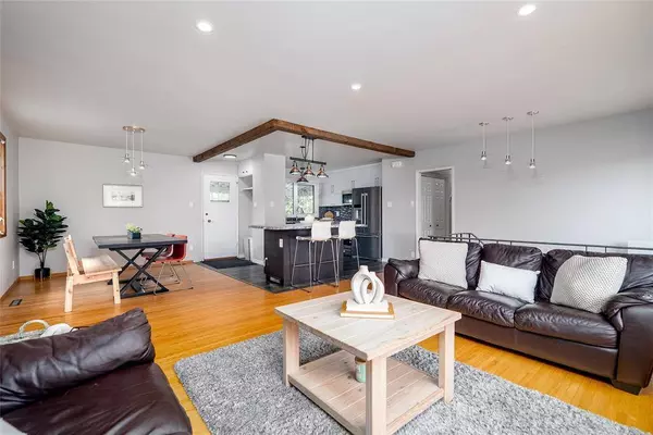 27 Penfold Crescent, Winnipeg, MB R2J1S3