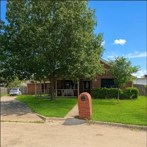 1008 Treys Ct, Sanger, TX 76266-5411