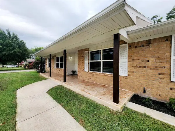 1911 College Street, Gainesville, TX 76240