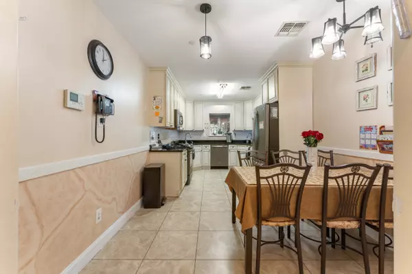 Brooklyn, NY 11205-2076,159 Classon Ave #2