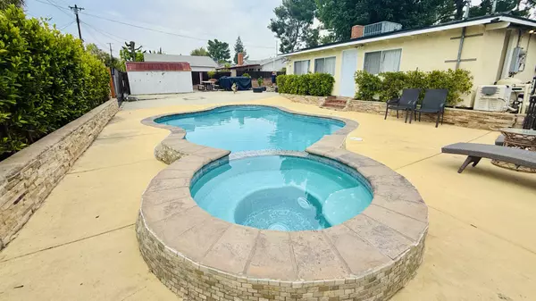 23016 Saticoy St, Canoga Park, CA 91304-4540