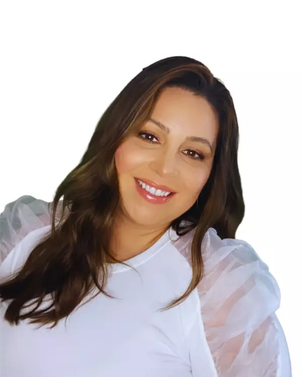Michelle Esquivel Realtor HomeSmart Evergreen Realty in Monrovia 28 8 17
