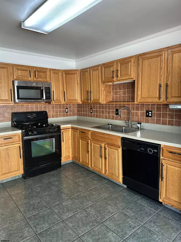 10 Starboard Ct, Atlantic City, NJ 08401