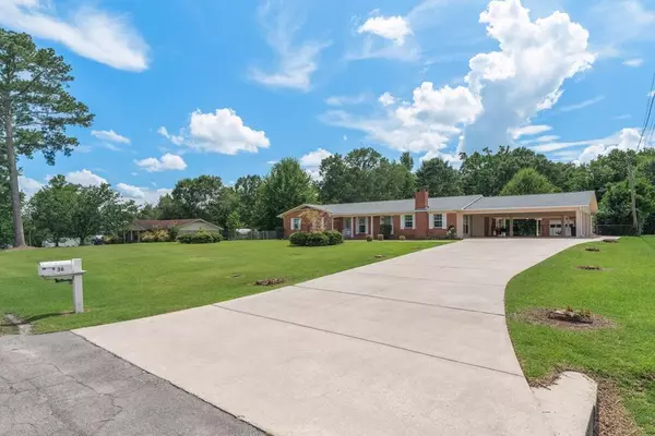 36 Greenbriar Ln, Laurel, MS 39443