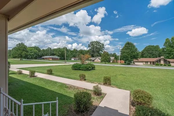 36 Greenbriar Ln, Laurel, MS 39443