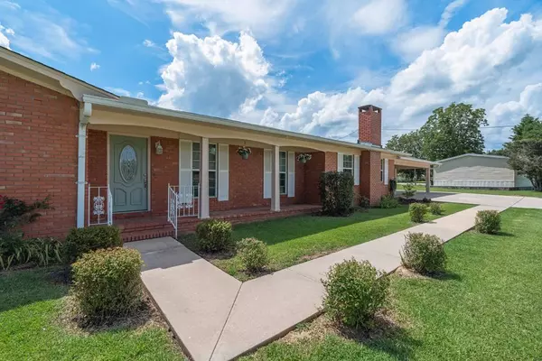 36 Greenbriar Ln, Laurel, MS 39443