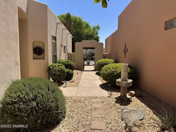 1413 Fairway Village Dr, Las Cruces, NM 88007