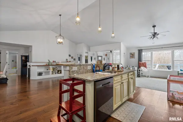 119 PRAIRIE MEADOW DR, Blue Grass, IA 52726