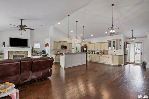 119 PRAIRIE MEADOW DR, Blue Grass, IA 52726