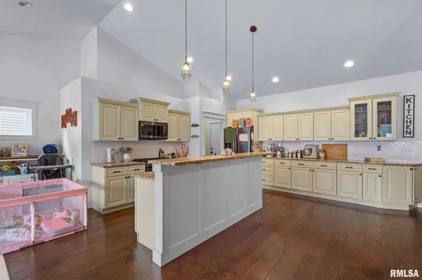 119 PRAIRIE MEADOW DR, Blue Grass, IA 52726