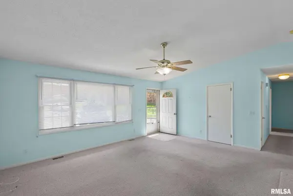 820 PARK LN, Davenport, IA 52806