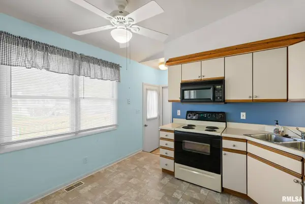 820 PARK LN, Davenport, IA 52806