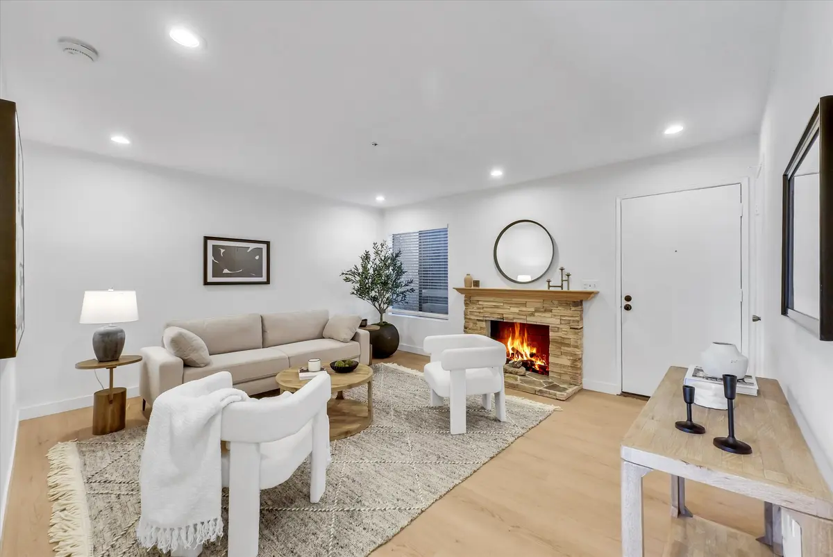 12121 Centralia St #302, Lakewood, CA 90715-1580