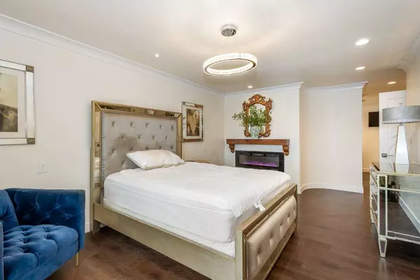 102 Scholz Plz #ph 28, Newport Beach, CA 92663-1632