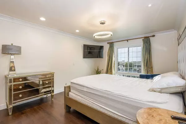 102 Scholz Plz #ph 28, Newport Beach, CA 92663-1632