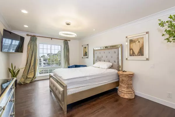 102 Scholz Plz #ph 28, Newport Beach, CA 92663-1632