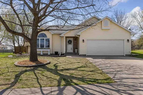 2145 Palmer Cir, Iowa City, IA 52240