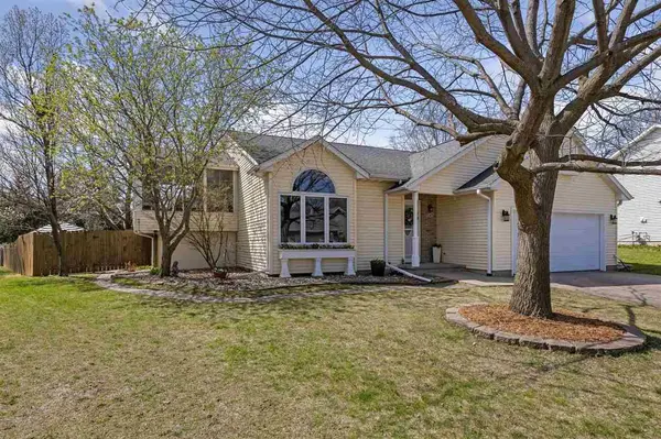 2145 Palmer Cir, Iowa City, IA 52240