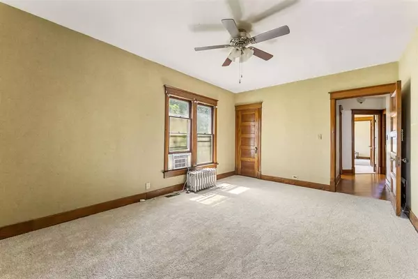 901 E 11th St, Muscatine, IA 52761