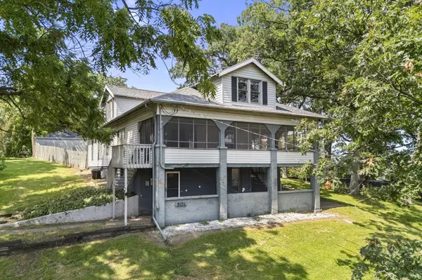 901 E 11TH ST, Muscatine, IA 52761