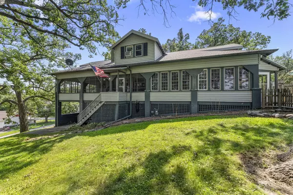 901 E 11TH ST, Muscatine, IA 52761