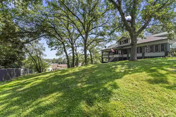 901 E 11th St, Muscatine, IA 52761