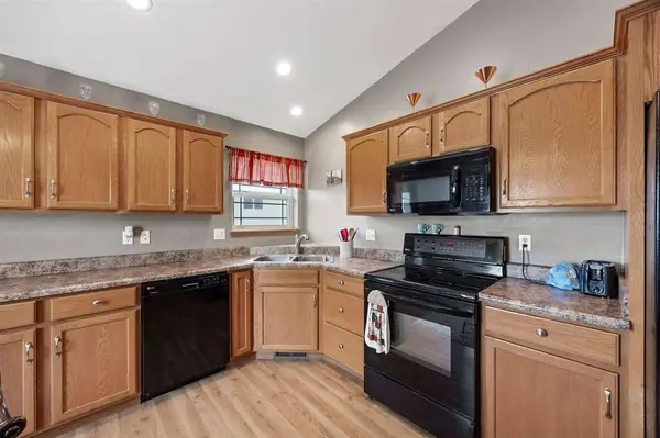 247 Whirlaway Ln, Fairfax, IA 52228