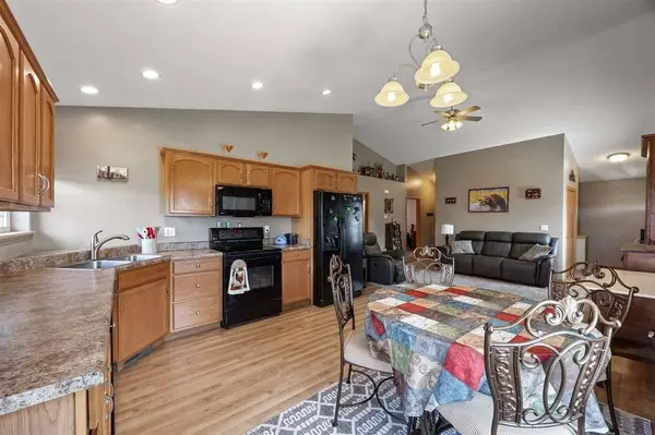 247 Whirlaway Ln, Fairfax, IA 52228