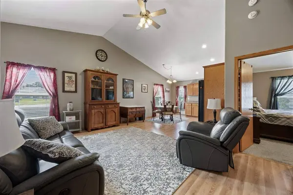 247 Whirlaway Ln, Fairfax, IA 52228