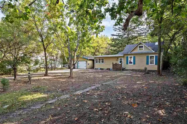 1114 Prairie Du Chien Rd, Iowa City, IA 52245