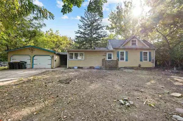 1114 Prairie Du Chien Rd, Iowa City, IA 52245