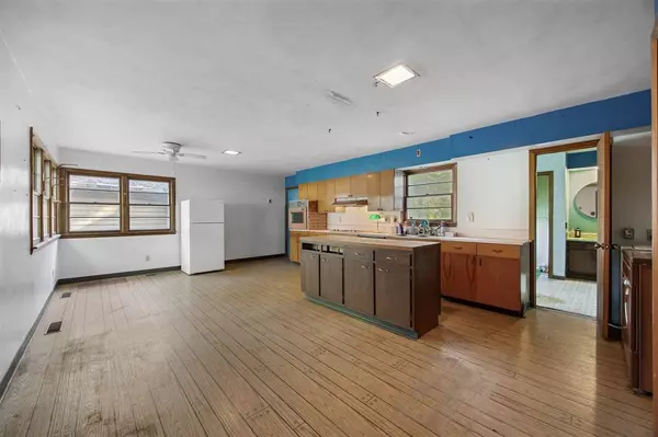 1114 Prairie Du Chien Rd, Iowa City, IA 52245