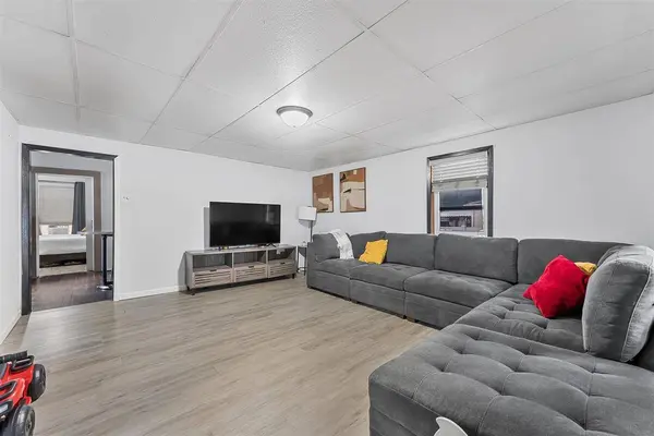 626 E Madison St, Washington, IA 52353