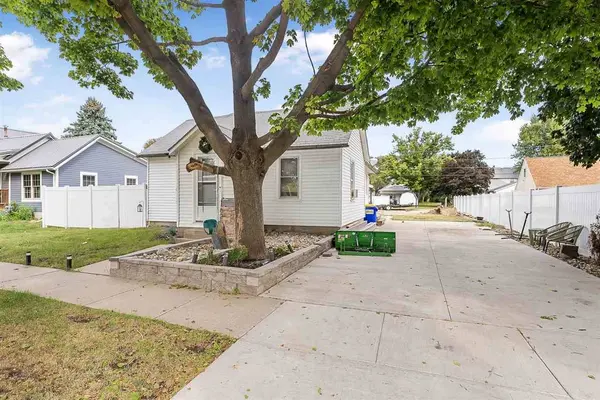 626 E Madison St, Washington, IA 52353